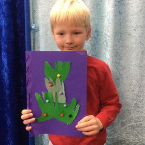 The children weaved using wool to join their Christmas cards together,